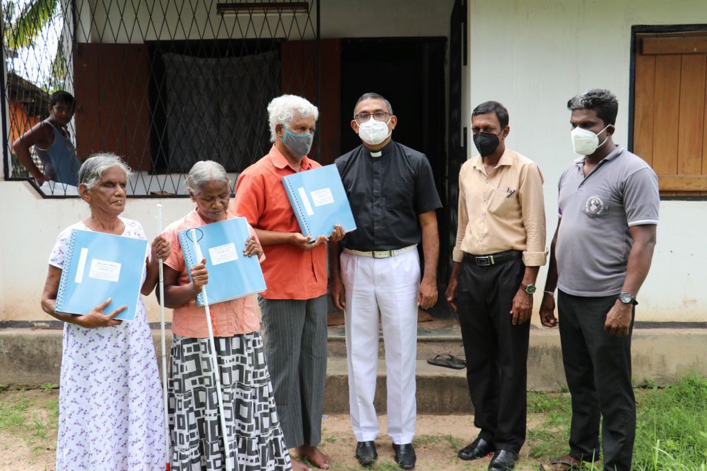 Mevrouw Kusumavathi in India Bijbels voor blinde mensen