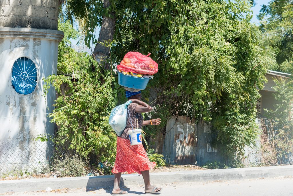 Mensen op straat in Haïti