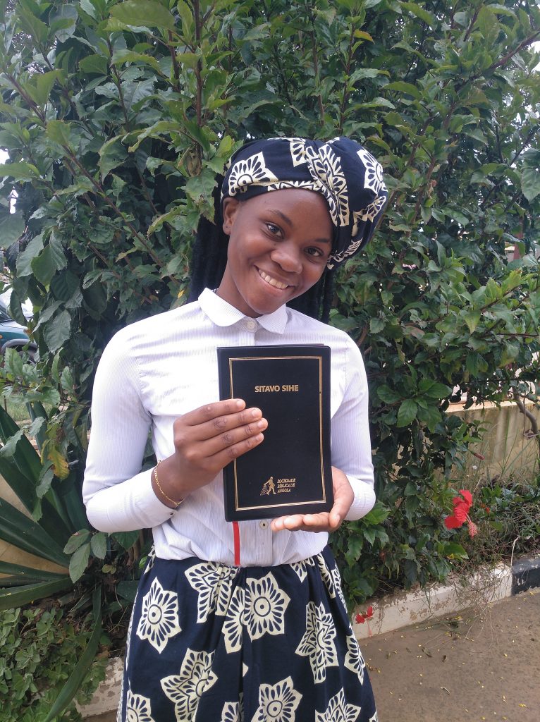 Maria Isaac, een jonge vrouw in Angola, is blij met haar Nieuwe Testament