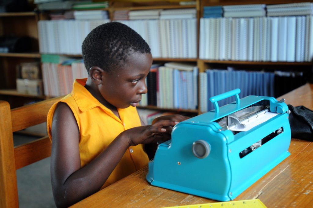 Kinderen leren braille schrijven en lezen