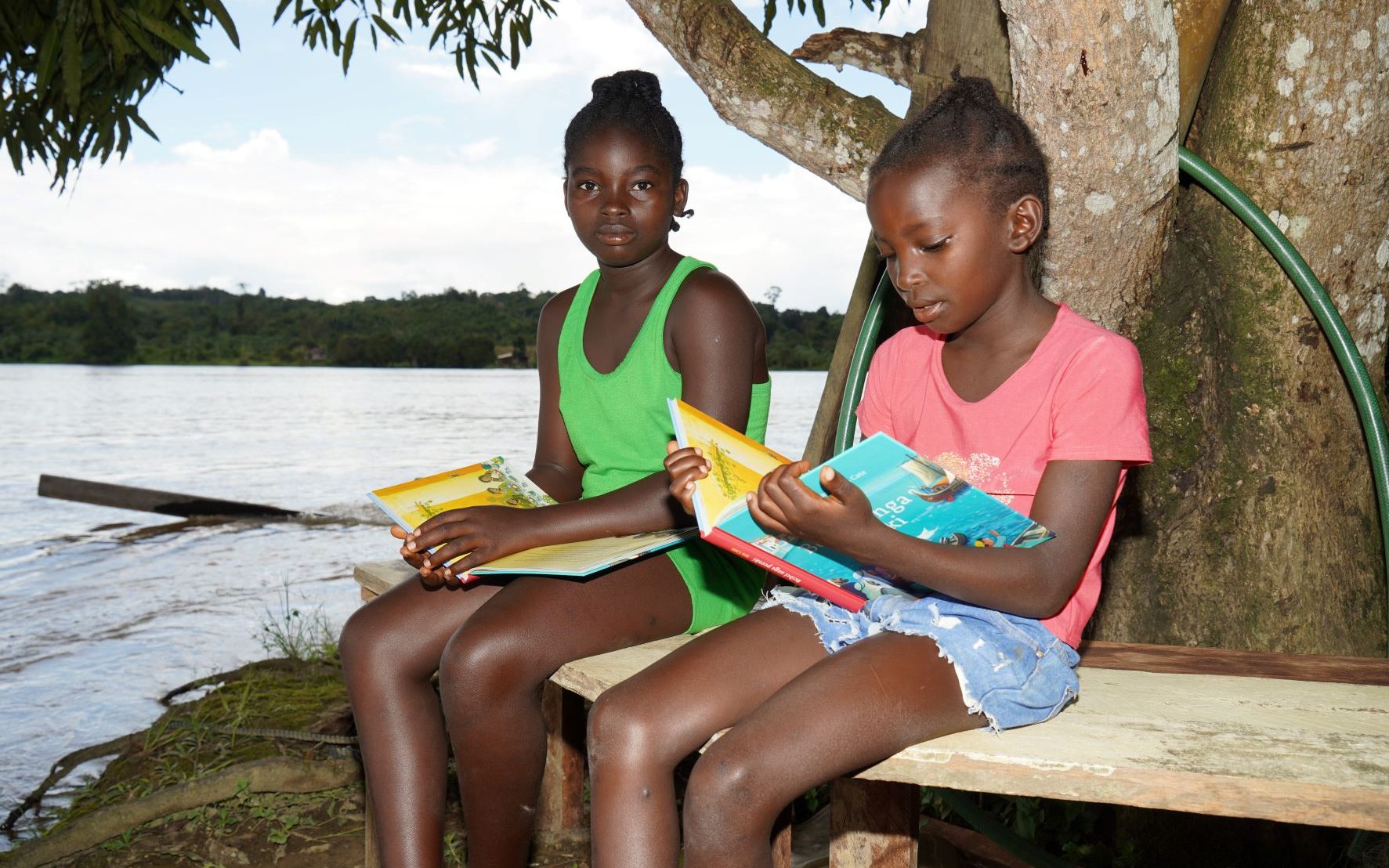 Kinderen in Suriname lezen uit hun Prentenbijbel in het Aukaans