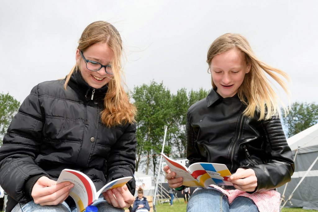 scholieren lezen de Bijbel in Gewone Taal