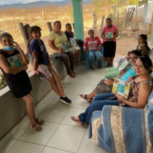 In Honduras delen we Samenleesbijbels uit die gezinnen samenbrengen.