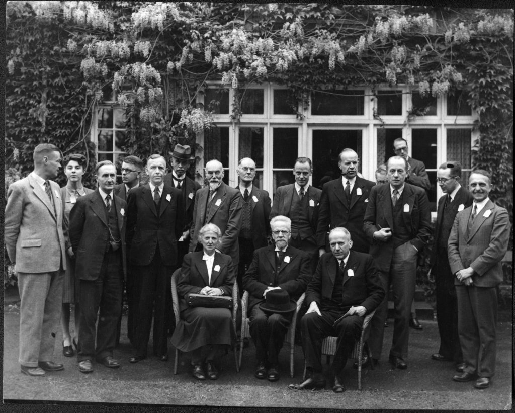 "6-9 mei 1946 Elfinsward, de Nederlandse delegatie, zittend, v.l.n.r. mevr. A.M. Rutgers-Nachenius, Prof. Dr. F.W. grosheide, dr. H.C. Rutgers. Staande v.l.n.r. mr. S.C. Graaf van Randwijck, Miss Evelyn Haynes, Prof. Dr. N.H.S. Swellengrebel, C.D. van Es, J. Schouten, P.L. de Gaay Fortman, Ds. D.E. Boeke, D. Crommelin, W.A. Visser, M. de Niet, W.F. Sillem, achter hem: A.H. Wilkinson em W.J. Platt, Ds. F. Visser, prof. J.H. Bavinck"