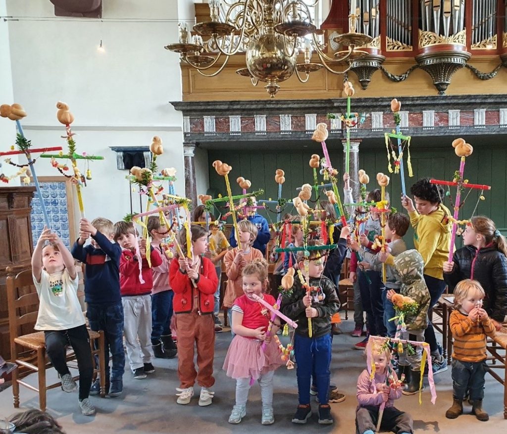 Kinderen die Palmpasen vieren