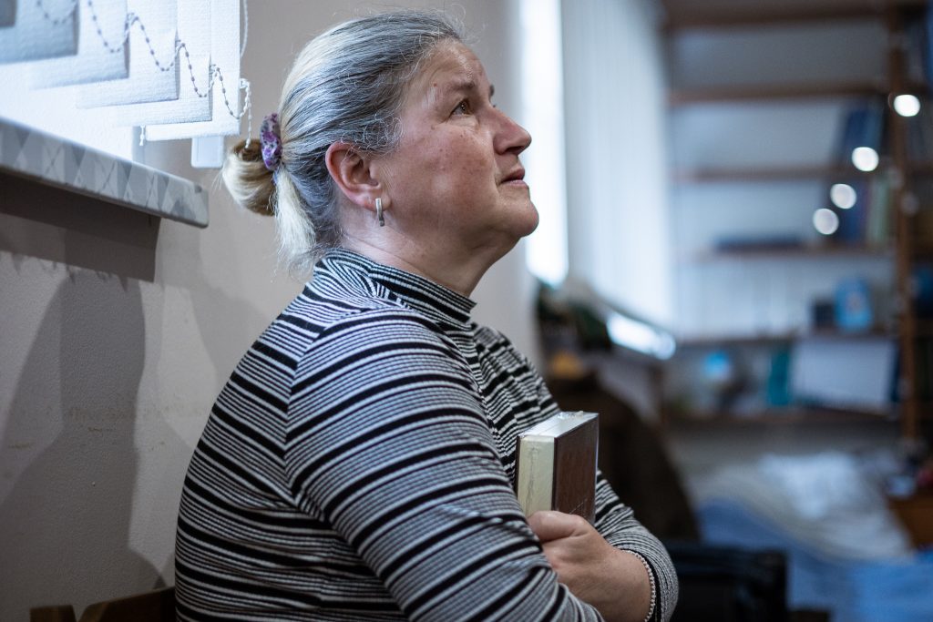 Oekraïense vluchteling met haar Bijbel; Foto Vladyslav Sodel