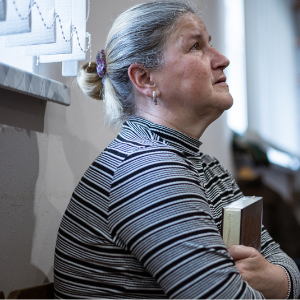 Oekraiense vluchteling met een Bijbel - foto Vladyslav Sodel