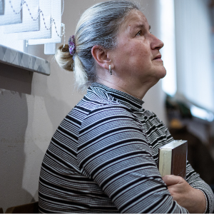 Oekraiense vluchteling met een Bijbel - foto Vladyslav Sodel 