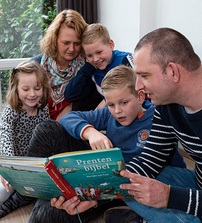 Voorlezen uit de prentenbijbel van het NBG