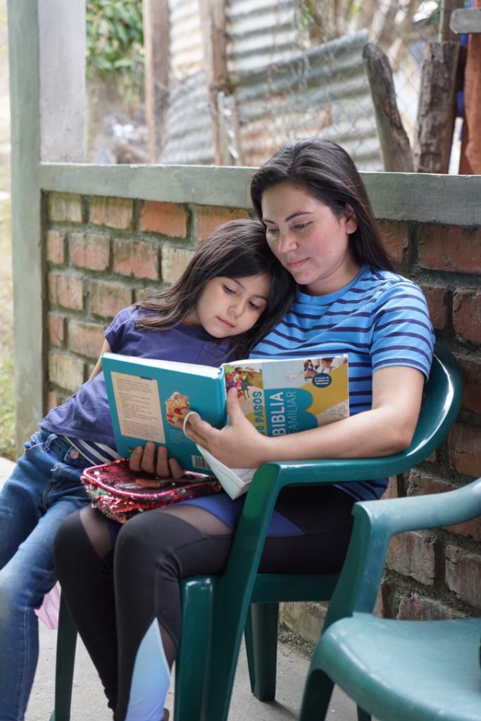In Honduras lezen moeder en haar dochter in de Samenleesbijbel