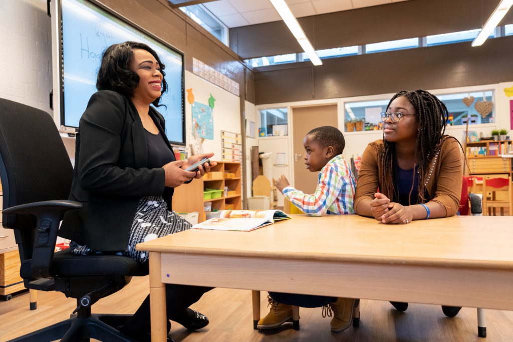 Kinderen en kinderwerker aan de slag met Bijbel Basics