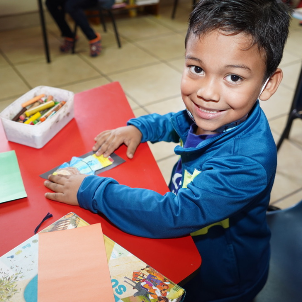 Jongetje in Honduras is bezig met een knutselwerkje uit de Samenleesbijbel