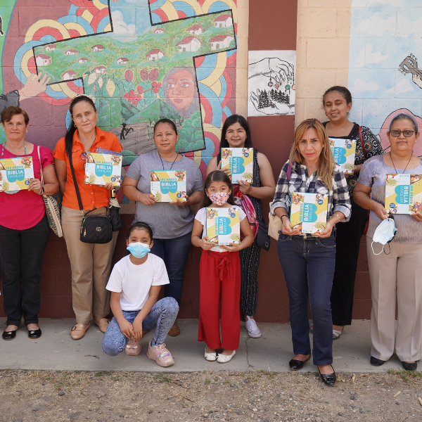 Vrijwilligers van het Bijbelleesproject in Honduras met hun Samenleesbijbel