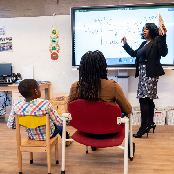 Kinderwerker en kinderen aan de slag met Bible Basics