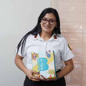 Fatima Romero met haar Samenleesbijbel