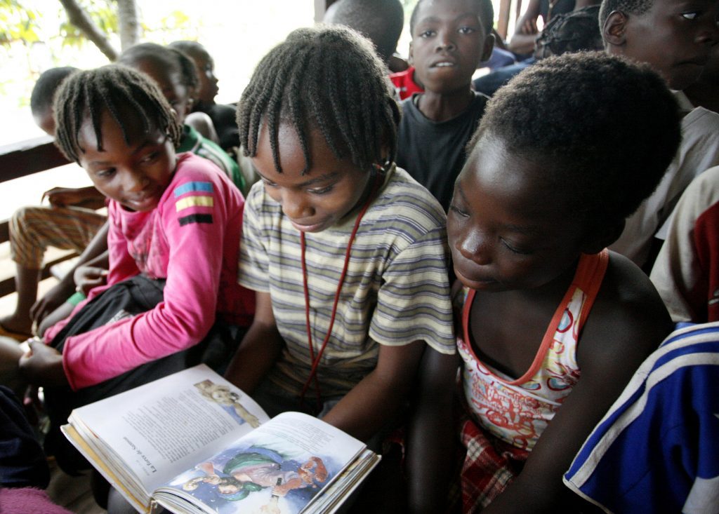 Kinderen lezen in de Bijbel in Kameroen