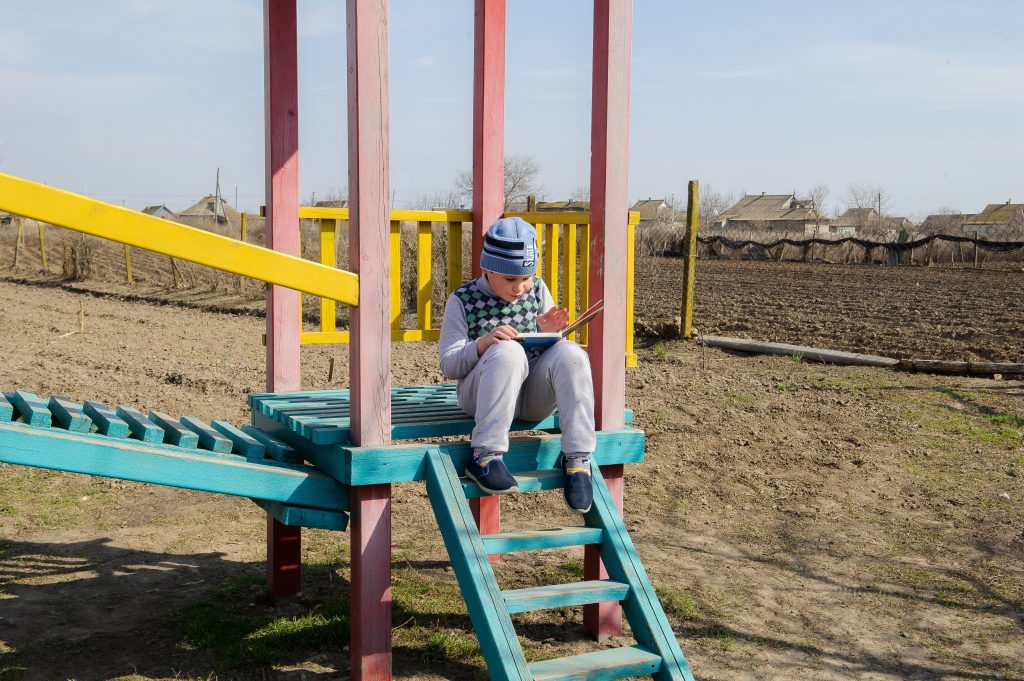 Kinderen die een eigen Bijbel krijgen, beginnen er meteen in te lezen