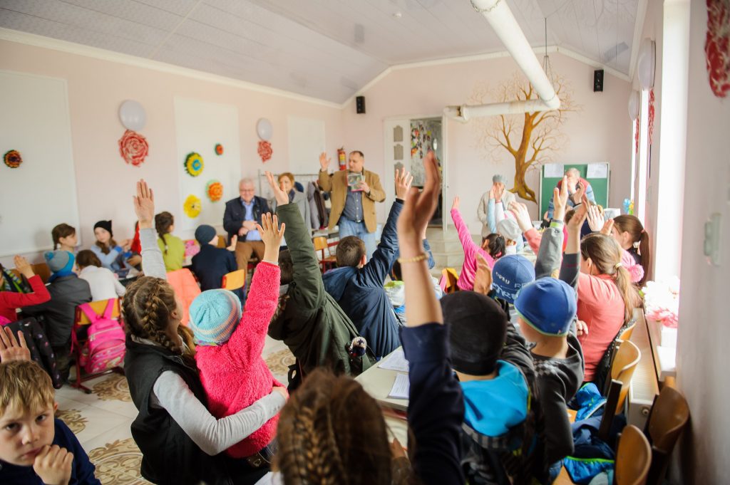 Kinderen tijdens gezamenlijke Bijbelstudie