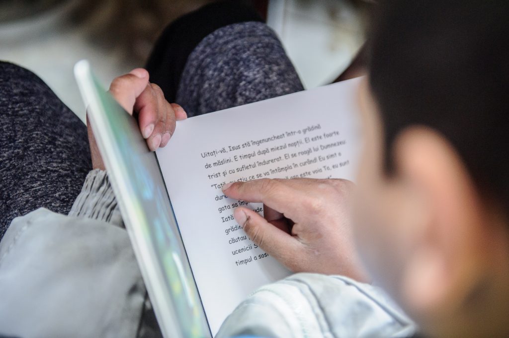 Kind in Moldavië leest in eigen kinderbijbel