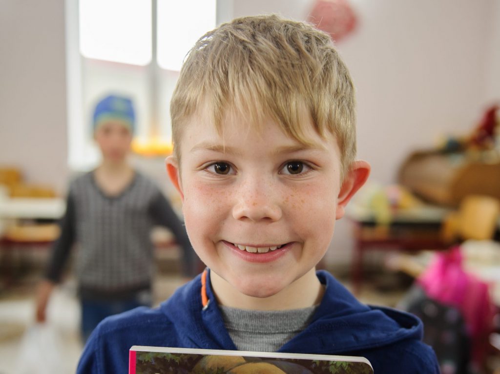 Jongetje in Moldavië krijgt eigen kinderbijbel