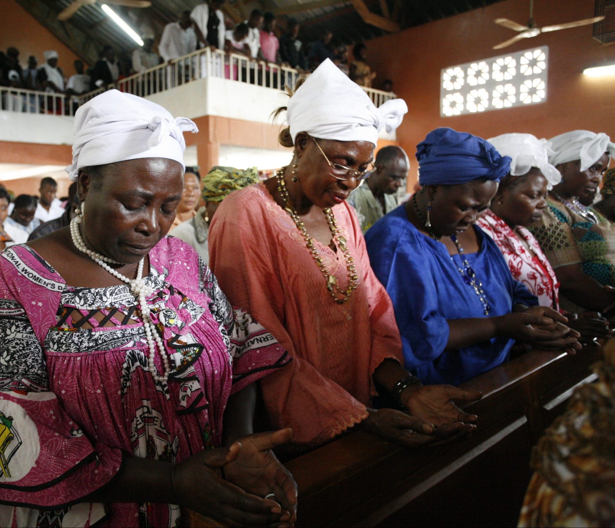 Vrouwen bidden in een kerk in Kameroen