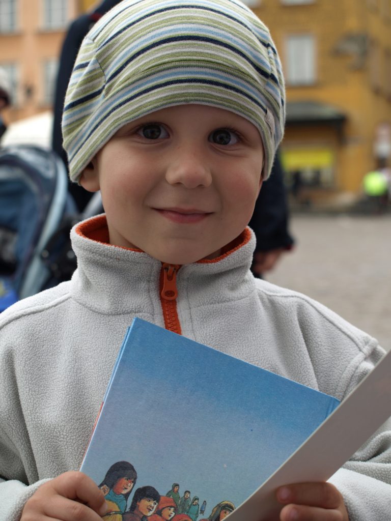 Jongen met zijn Bijbel