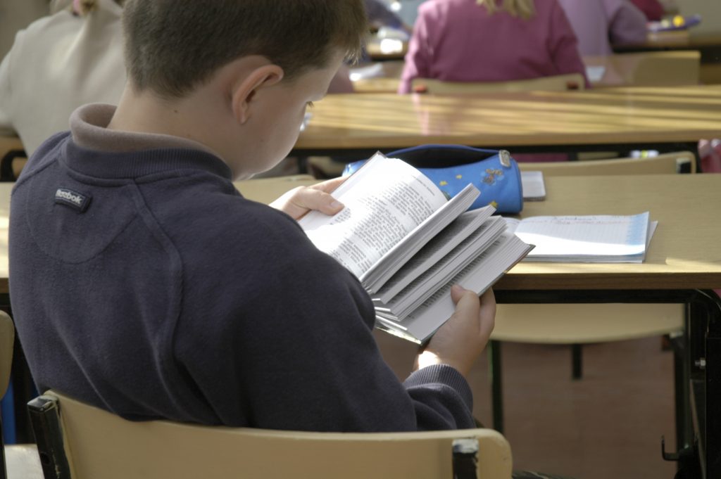 Poolse jongen bladert in zijn nieuwe Bijbel