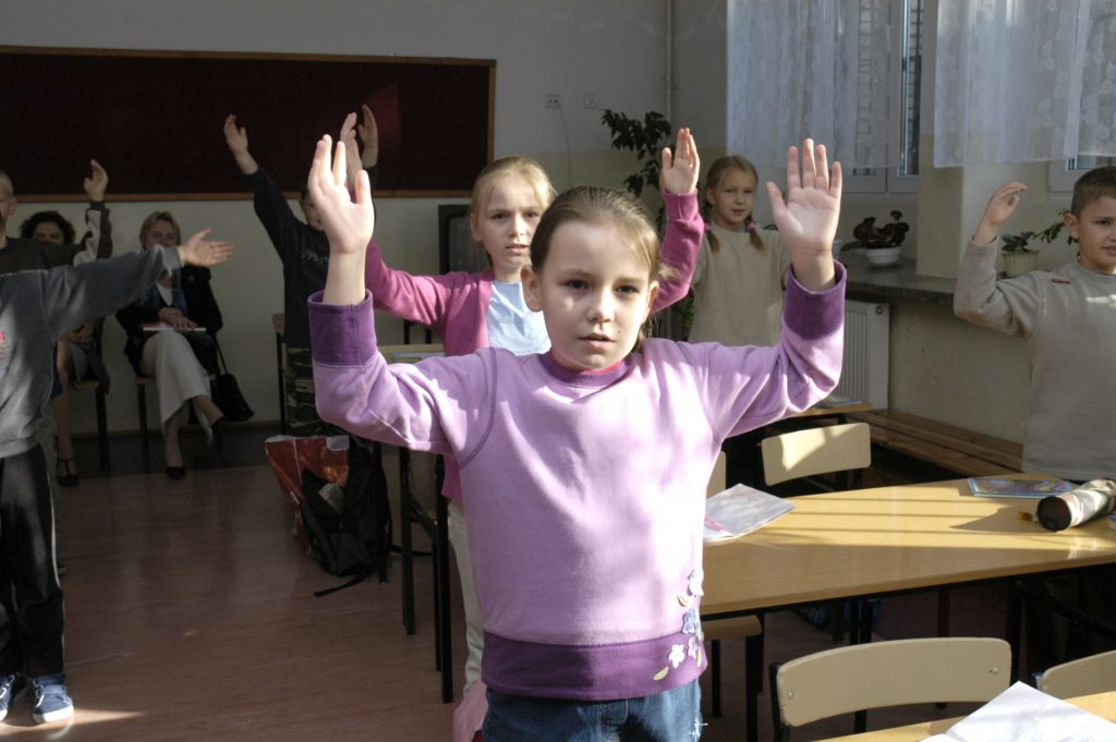 Kinderen doen mee met een jeugdactiviteit van het Pools Bijbelgenootschap