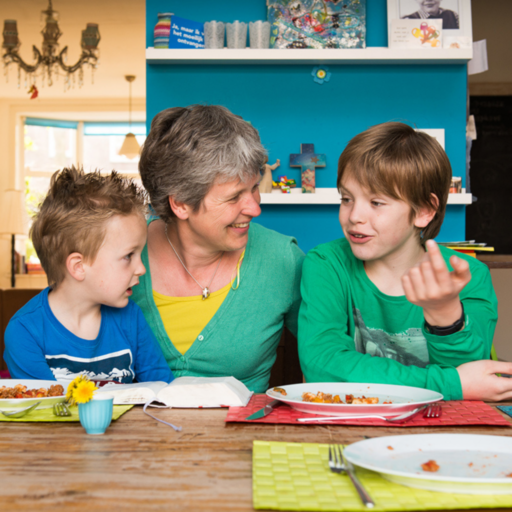 moeder met kinderen en de bijbel