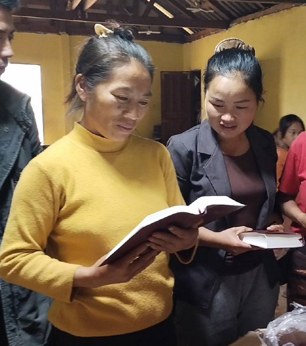 Twee vrouwen in Laos bekijken hun nieuwe Bijbel. 