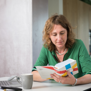 Vrouw leest de BGT aan tafel