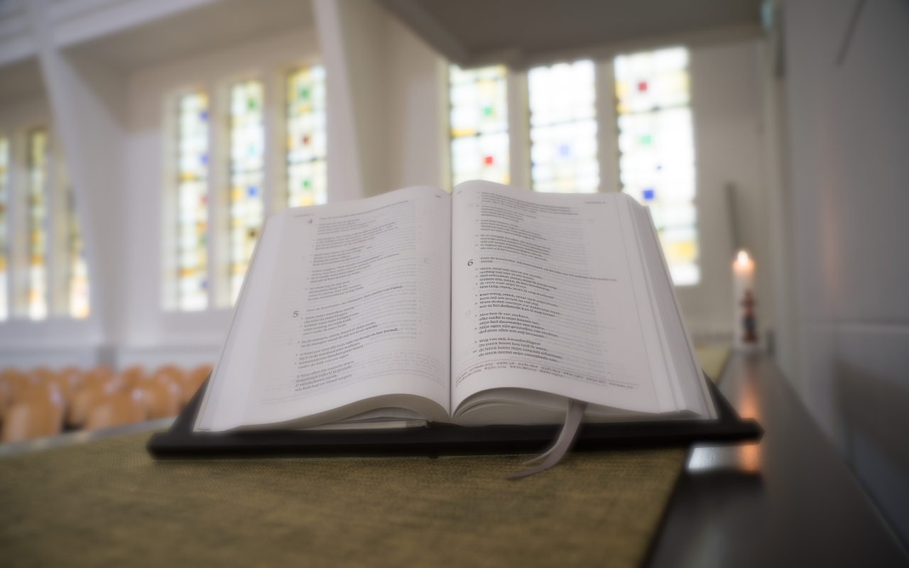 opengeslagen bijbel in de kerk