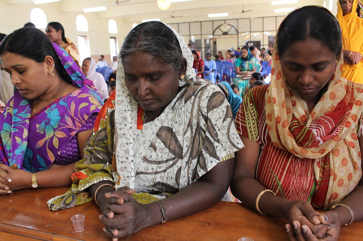 Indiaase vrouwen biddend in de kerk