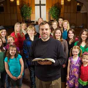voorgangers in de kerk met bijbel en kinderen