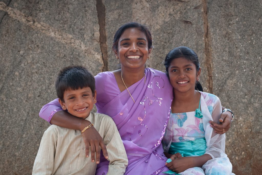 Indiase weduwe Esther met haar kinderen.