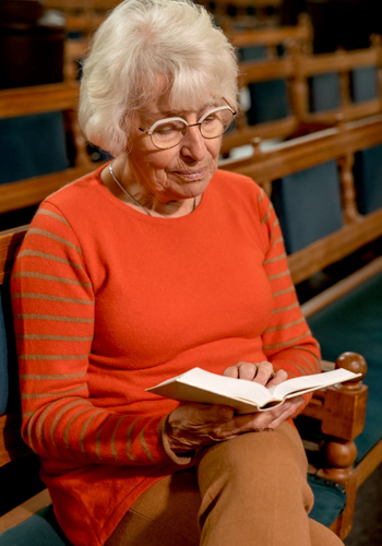 Vrouw leest uit Bijbel - Nederlands Vlaams Bijbelgenootschap