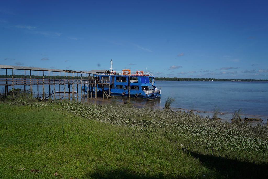 Boot bij aanlegsteiger Amazone