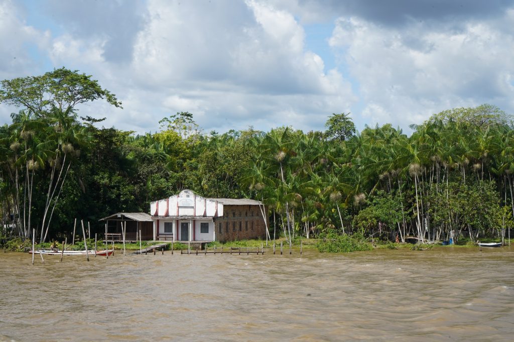 Kerk op de oever van de Amazone.