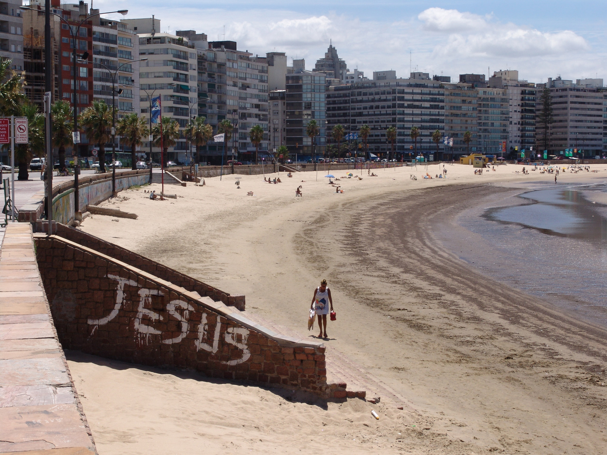 Strand van Montevideo in Uruguay, trap met het woord 'Jesus' in graffiti.
