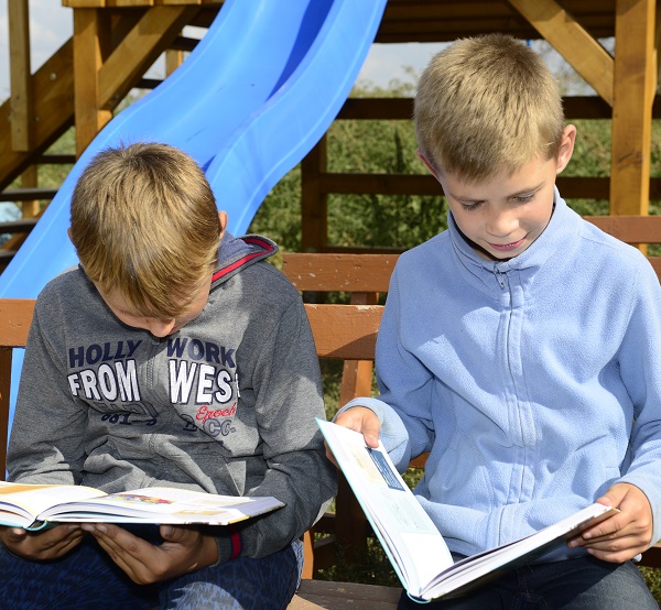 Jongens lezen de Samenleesbijbel