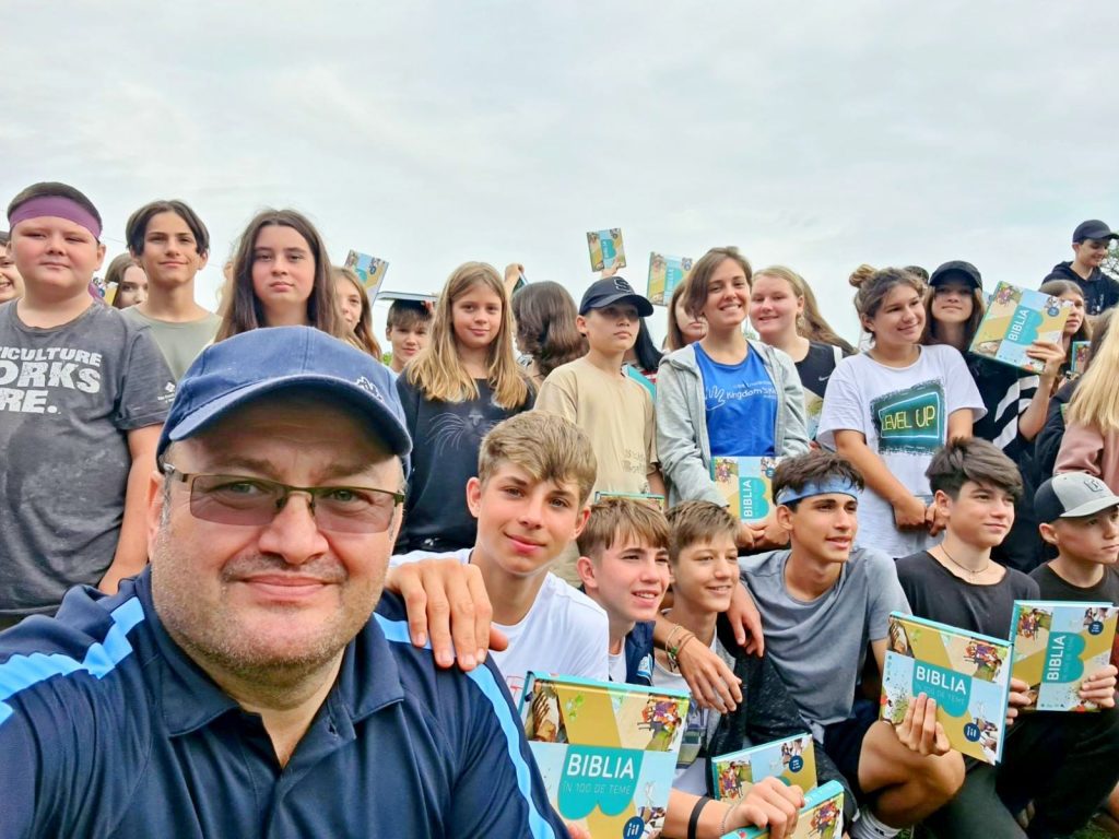 Groepsfoto van kinderen op kamp in Roemenië.