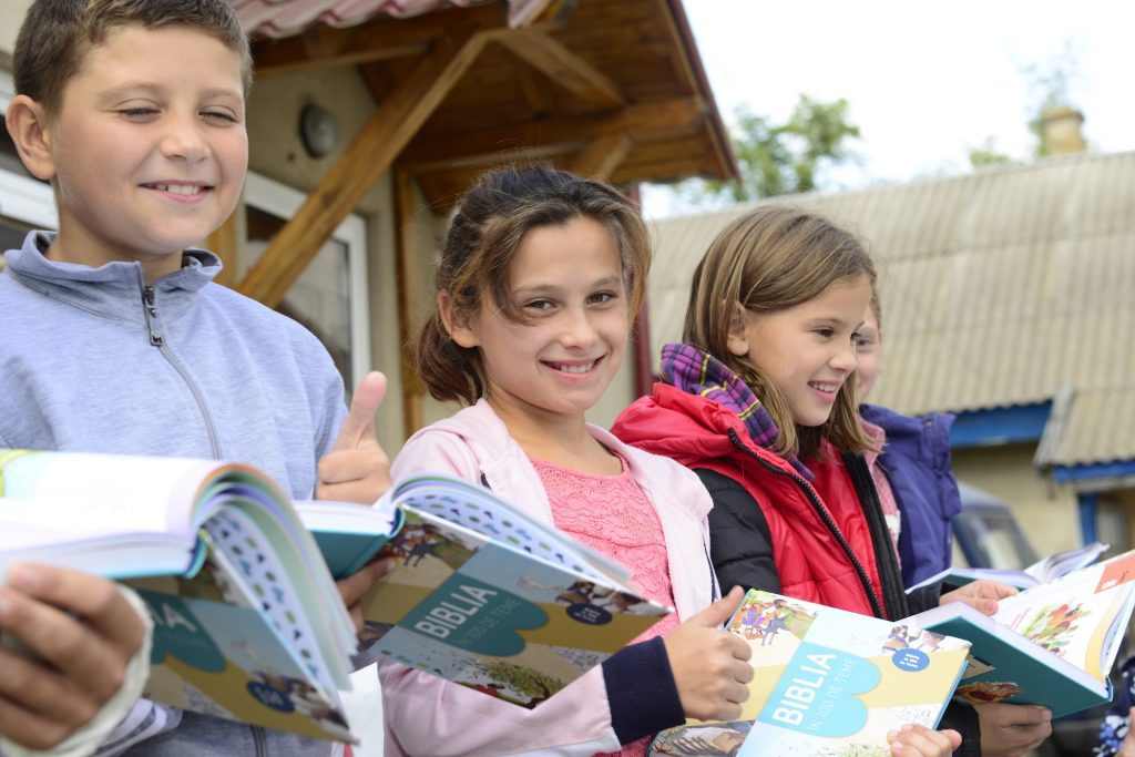 Meisjes in Moldavië zijn blij met hun Samenleesbijbel. 