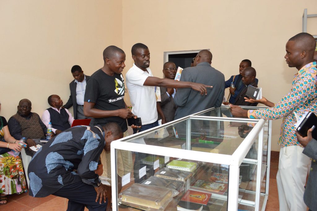 In Angola werd een Bijbelwinkel geopend waar mensen een Bijbel kunnen kopen.