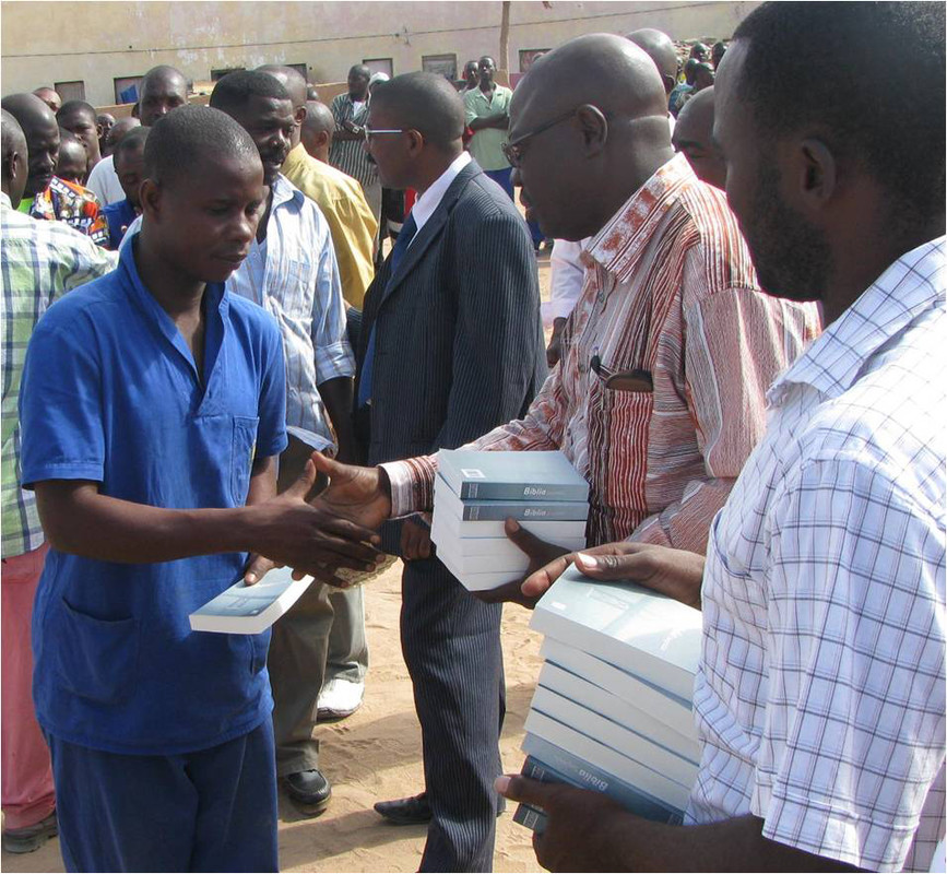 In Angola deelt het Bijbelgenootschap Bijbels uit in de gevangenis.