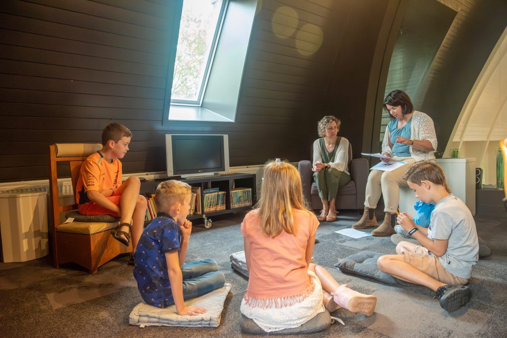 Kinderen luisteren naar het verhaal van Bijbel Basics.