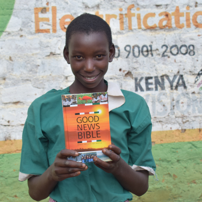 Meisje in Kenia krijgt een Bijbel