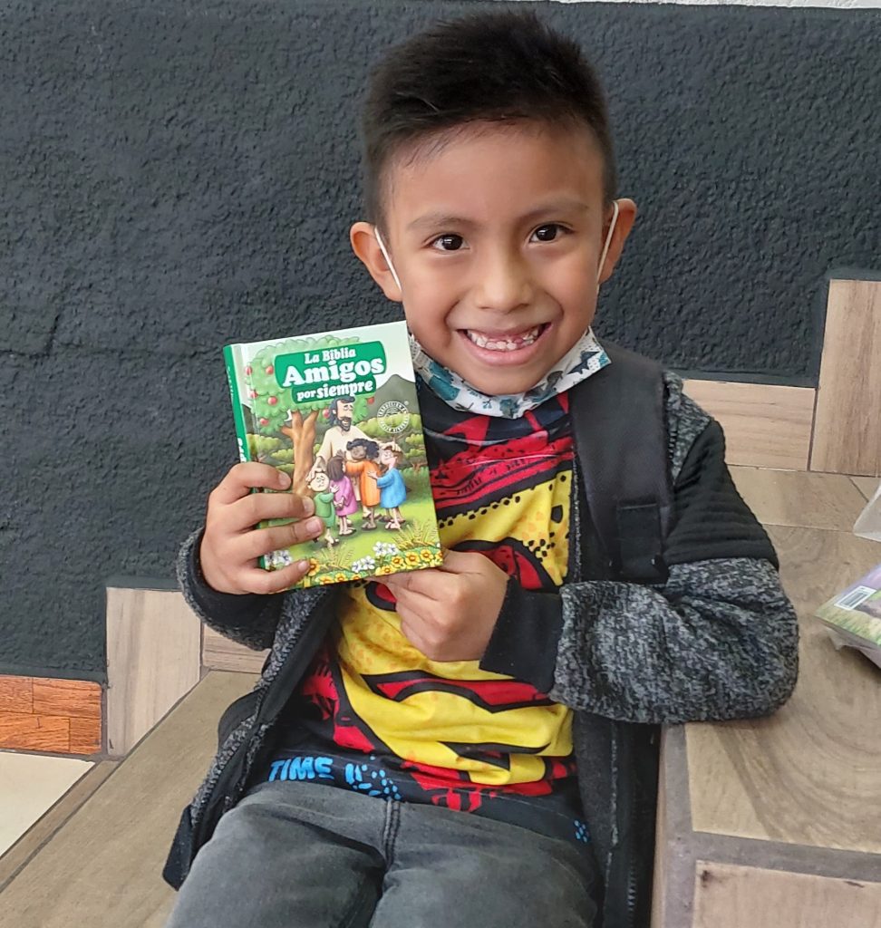 Jongetje in Guatemala krijgt Bijbel