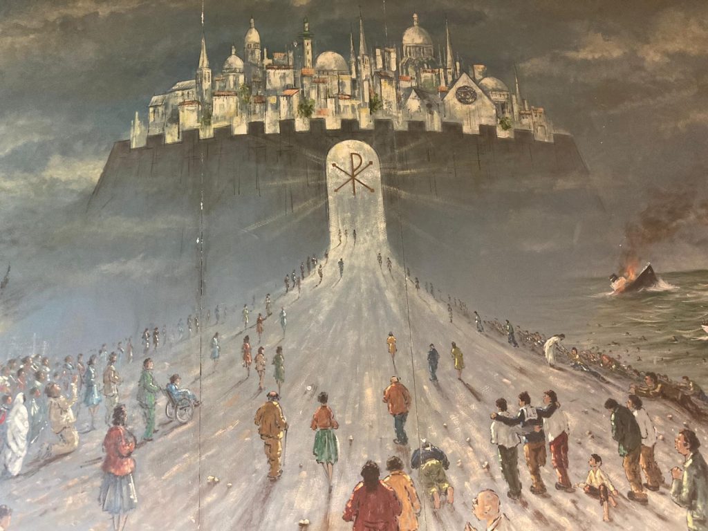 Een wandvullend schilderij van het nieuwe Jeruzalem uit Openbaring 21. Gemaakt door een gedetineerde en vol symboliek: de stad heeft kerken, maar ook een synagoge en een minaret.