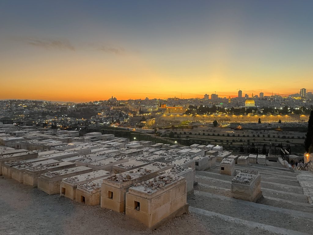 Zicht op de stad Jeruzalem, met zonsondergang, vanaf de Olijfberg