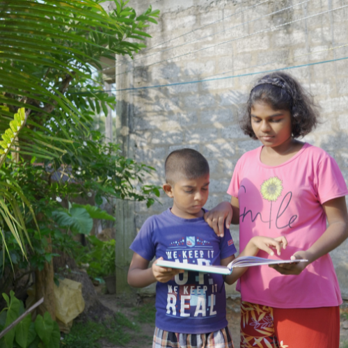 2 kinderen in Sri Lanka lezen in hun Samenleesbijbel